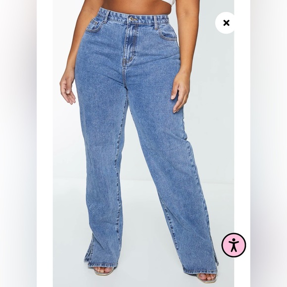 PrettyLittleThing Plus Vintage Wash Split Hem Jeans - Picture 1 of 9